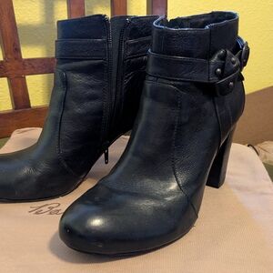 Born Roslyn Black Leather Ankle Boots